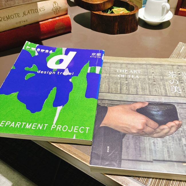 テーブルに持ち帰ってきた「旅行ガイド」や「茶道」などの書籍。