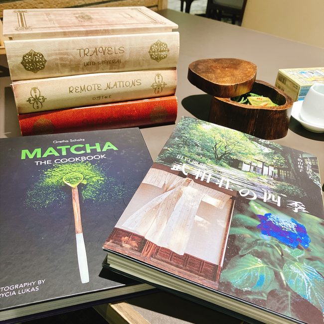 テーブルに持ち帰ってきた「抹茶」や「武相荘の四季」などの書籍。