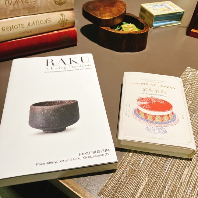 テーブルに持ち帰ってきた「茶の美」や「菓の辞典」などの書籍。お茶や日本文化に関する本が充実している。