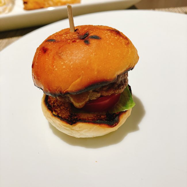 洋食の本格的な味わいが楽しめる、お肉が贅沢なミニバーガー。