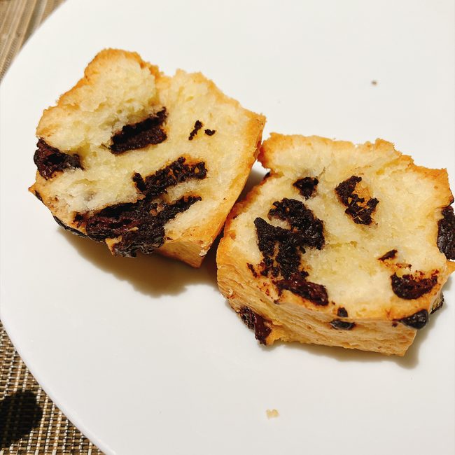 半分に割ったチョコチップスコーン。断面までチョコチップがぎっしり詰まっている。