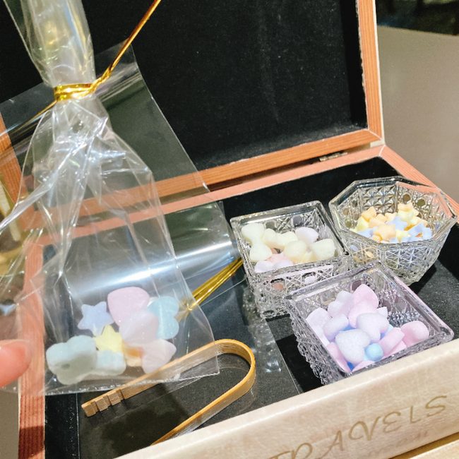 星やハート、花の形をしたカラフルで可愛いおもてなしシュガー。持ち帰り用の小袋も用意されている。