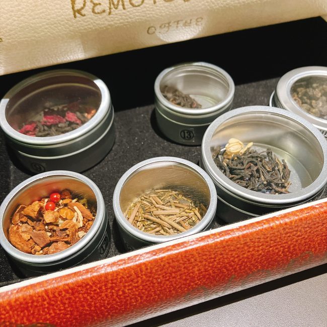 引き出しの中には、メニューの番号が振られた小さな缶に入った茶葉がずらりと並んでいる。