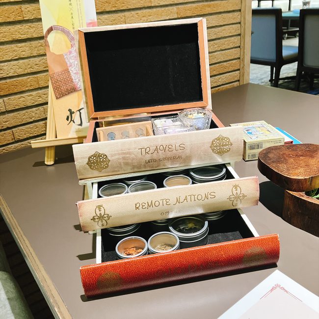 分厚い洋書を模したデザインの茶葉見本ボックス。
