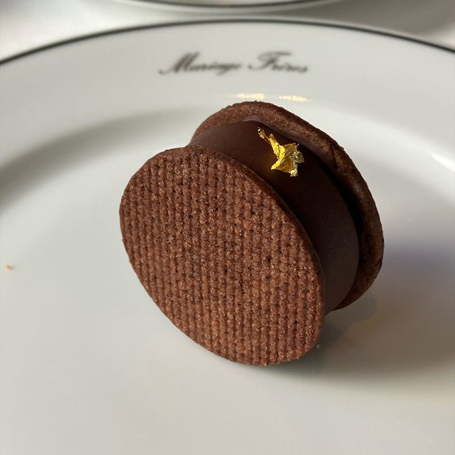 紅茶ウエディングインペリアルを使用し金箔があしらわれた、ビターチョコレートとプルーンの濃厚なスイーツ