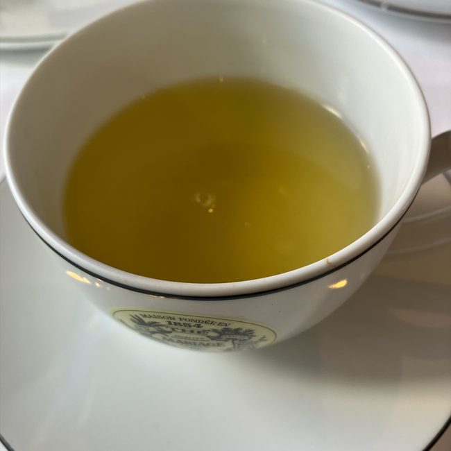 マリアージュフレールの緑茶「富士山」。静岡や宇治のお茶とは異なる、美しい山吹色の水色