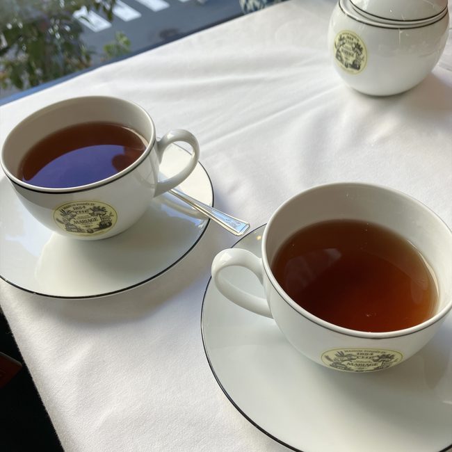 マリアージュフレール名作紅茶の飲み比べ。奥が甘やかな「マルコポーロ」、手前がクリアな水色の「マルコポーロ スブリム」