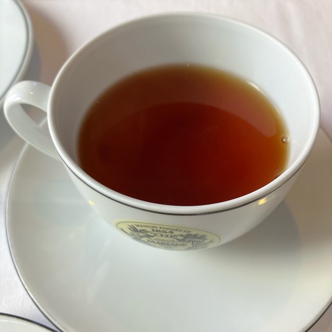 スイーツのプルーンショコラと同調ペアリングした、マリアージュフレールの紅茶「ウエディング インペリアル」